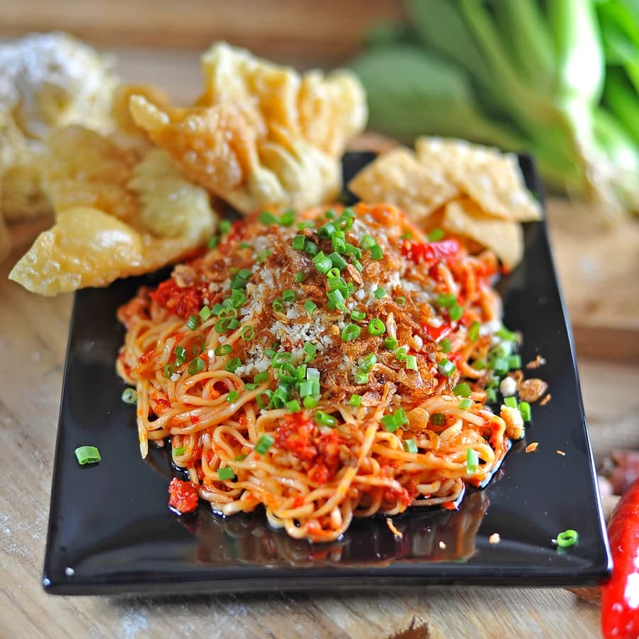 Semangkuk Mie Hompimpa dengan taburan cabai dan pangsit goreng